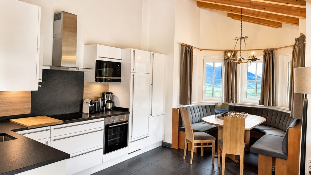 Modern alpine kitchen with dining corner Chalet an der Piste Penthouse