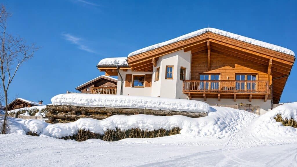 Chalet an der Piste winter sunshine